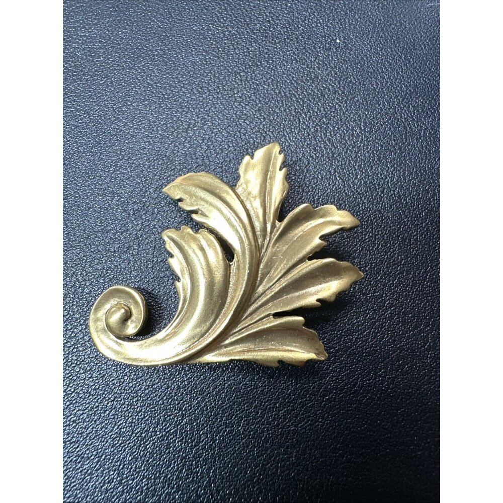 Vintage MMA 1995 Gold Tone Leaf Pin Metropolitan Museum of Art